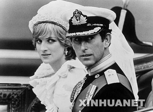 这是1981年7月29日，查尔斯和戴安娜在英国伦敦圣保罗大教堂举行婚礼后乘坐马车回白金汉宫的资料照片。     新华社发