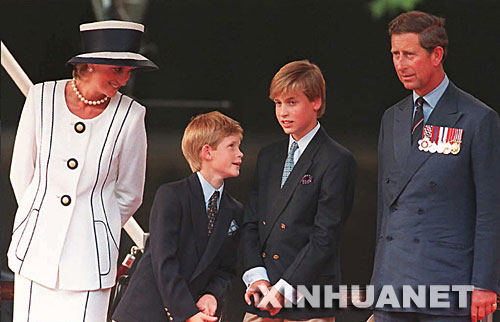这是1995年8月19日，查尔斯和戴安娜与两个儿子在英国伦敦观看游行的资料照片。 新华社发