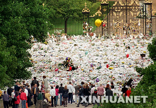 1997年9月5日是为戴安娜举办葬礼的前一天，位于伦敦的戴安娜故居肯辛顿宫门前摆满了悼念的鲜花。 新华社发