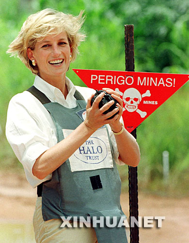 这是1997年1月15日，戴安娜在安哥拉万博参加反地雷宣传活动的资料照片。 新华社发