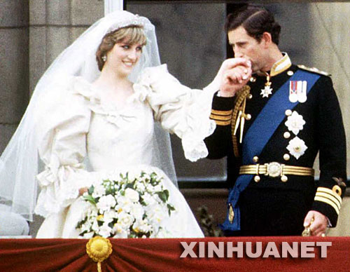 這是1981年7月29日，查爾斯和戴安娜舉行婚禮當天在倫敦白金漢宮陽臺上的資料照片。 新華社發