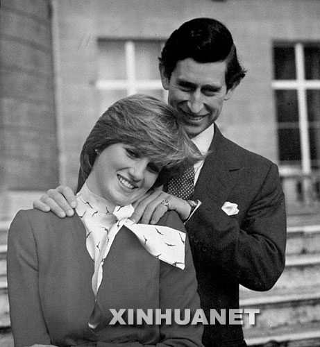 这是查尔斯和戴安娜1981年2月订婚时的资料照片。 新华社发