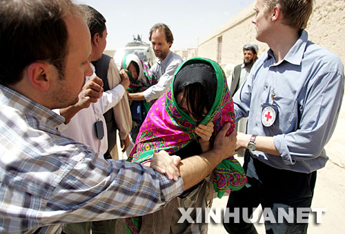 8月29日,国际红十字委员会工作人员在阿富汗加兹尼搀扶被释放的韩国