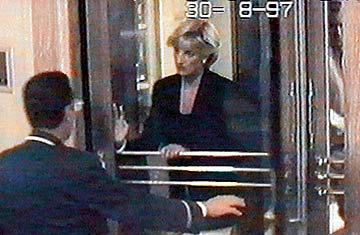 在戴安娜车祸发生前不久，她在巴黎所住的丽思酒店（Hotel Ritz）的安保摄像头拍下了戴安娜从酒店后门离开时的画面。