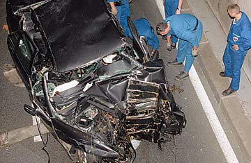 巴黎警方正在车祸现场准备移走戴安娜出事时乘坐的黑色奔驰车。