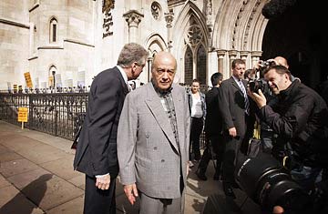 2007年7月27日，多迪的父亲到伦敦高等法院参加是否对戴安娜尸体检验的听证会。