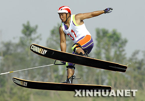 8月29日，四川選手吉木久金獲得男子跳躍預賽第一名。當日，2007中國水上運動會滑水項目的比賽在山東省日照市奧林匹克水上公園舉行。來自國內的108名滑水運動員參賽。 新華社記者王頌攝 