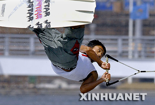 8月29日，上海選手張偉在水運會男子尾波比賽中。當日，2007中國水上運動會滑水項目的比賽在山東省日照市奧林匹克水上公園舉行。來自國內的108名滑水運動員參賽。 新華社記者王頌攝 