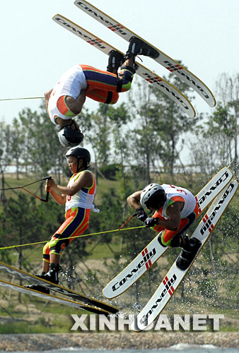 8月29日，四川選手在滑水特技跳躍比賽中，進行高難度的空翻動作。當日，2007中國水上運動會滑水項目的比賽在山東省日照市奧林匹克水上公園舉行，來自國內的108名滑水運動員參賽。 新華社記者王頌攝 