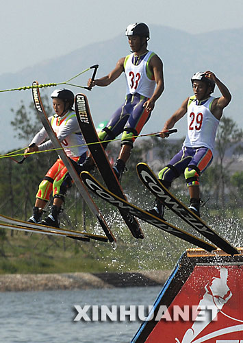  8月29日，四川選手在滑水特技跳躍比賽中。當日，2007中國水上運動會滑水項目的比賽在山東省日照市奧林匹克水上公園舉行。來自國內的108名滑水運動員參賽。 新華社記者王頌攝 