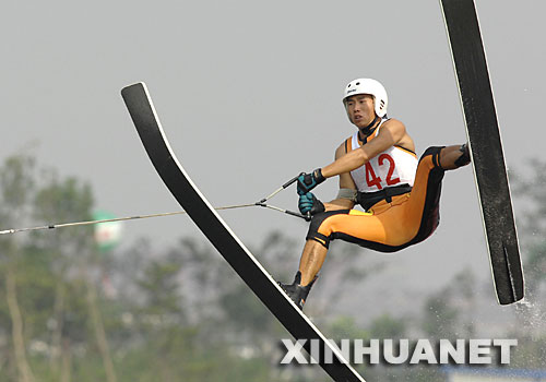 8月29日，浙江選手袁金亮在男子滑水跳躍比賽中，以19分獲得了預賽的第二名。當日，2007中國水上運動會滑水項目的比賽在山東省日照市奧林匹克水上公園舉行。來自國內的108名滑水運動員參賽。 新華社記者王頌攝 