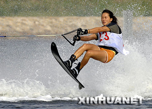 8月29日，廣東選手秦曉暉在女子滑水迴旋比賽中，以19分獲得了預賽的第二名。當日，2007中國水上運動會滑水項目的比賽在山東省日照市奧林匹克水上公園舉行。來自國內的108名滑水運動員參賽。 新華社記者王頌攝 