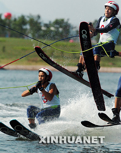 8月29日，江西選手在滑水特技跳躍比賽中。當日，2007中國水上運動會滑水項目的比賽在山東省日照市奧林匹克水上公園舉行。來自國內的108名滑水運動員參賽。 新華社記者劉力航攝 