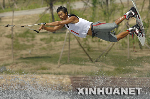 8月29日，上海選手張偉在男子滑水尾波比賽中。當日，2007中國水上運動會滑水項目的比賽在山東省日照市奧林匹克水上公園舉行。來自國內的108名滑水運動員參賽。 新華社記者王頌攝 
