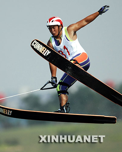 8月29日，四川選手吉木久金在男子跳躍比賽中，以30.7分獲得預賽第一名。當日，2007中國水上運動會滑水項目的比賽在山東省日照市奧林匹克水上公園舉行。來自國內的108名滑水運動員參賽。 新華社記者劉力航攝 