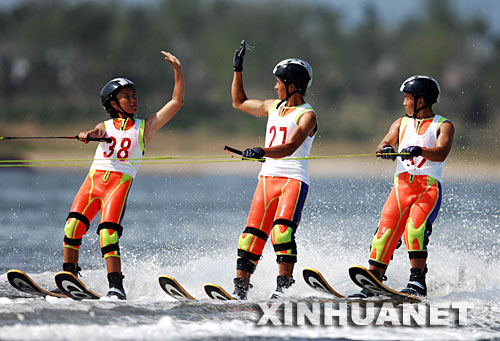 8月29日，四川選手在滑水特技跳躍比賽中。當日，2007中國水上運動會滑水項目的比賽在山東省日照市奧林匹克水上公園舉行。來自國內的108名滑水運動員參賽。 新華社記者范長國攝 