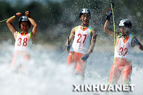 8月29日，四川選手在滑水特技跳躍比賽中。當日，2007中國水上運動會滑水項目的比賽在山東省日照市奧林匹克水上公園舉行。來自國內的108名滑水運動員參賽。 新華社記者范長國攝 