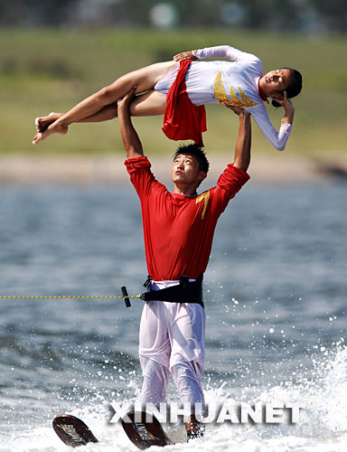 8月29日，四川選手在滑水雙人技巧比賽中。當日，2007中國水上運動會滑水項目的比賽在山東省日照市奧林匹克水上公園舉行。來自國內的108名滑水運動員參賽。 新華社記者范長國攝 