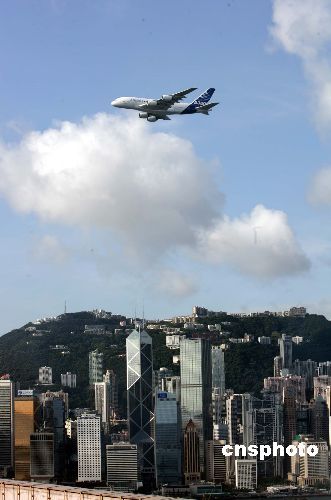 9月3日上午7時53分，全球最大客機A380型空中巴士從香港國際機場起飛，以順時針方向香港上空盤旋，經(jīng)過青馬大橋，繞香港島一周，兩度在維港上空低飛之后返回機場。吸引過百名市民在兩岸一睹A380的風采。中新社發(fā)洪少葵攝