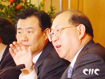 财政部部长金人庆认真解答