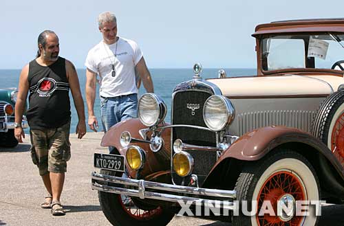 9月8日，参观者在巴西里约热内卢举行的老爷车展上欣赏一辆1929年生产的道奇汽车。当日，一年一度的巴西老爷车展在里约热内卢举行，这次车展共展出了来自全国的近100辆老爷车。