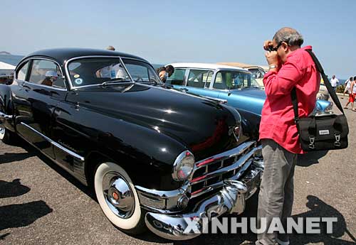 9月8日，参观者在巴西里约热内卢举行的老爷车展上为一辆1945年生产的凯迪拉克汽车拍照。当日，一年一度的巴西老爷车展在里约热内卢举行，这次车展共展出了来自全国的近100辆老爷车。
