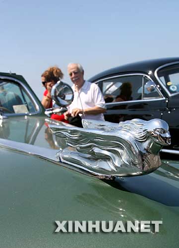 9月8日，參觀者在巴西裏約熱內盧舉行的老爺車展上欣賞一輛1941年生産的凱迪拉克汽車。當日，一年一度的巴西老爺車展在裏約熱內盧舉行，這次車展共展出了來自全國的近100輛老爺車。