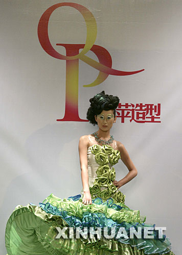 9月10日，模特在展示著名造型師秋蘋的彩粧作品。當日，題為《蛻變》的秋蘋個人彩粧發佈會在三亞舉行的“美麗?三亞”時尚節上舉行。