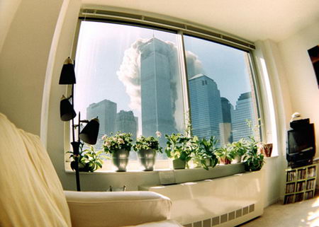 从公寓四层望去，第一架飞机撞上世贸中心北侧大楼时冒起浓烟。 美国《名利场》杂志在911事件6周年之际公布了一组罕见的911事件图片，这些图片清楚地纪录了该事件的前前后后。(关新）