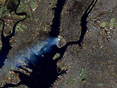 2001年9月12日，NASA卫星照片显示，纽约上空的浓烟清晰可见。