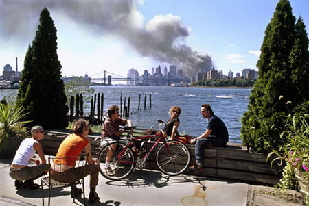 摄影者认为这张布鲁克林的图片在911那一天太安静，于是决定直到911事件发生四年后才发表。