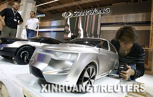 9月10日，在德国法兰克福，工作人员正在安装概念车模型，为即将开幕的法兰克福汽车展做准备。