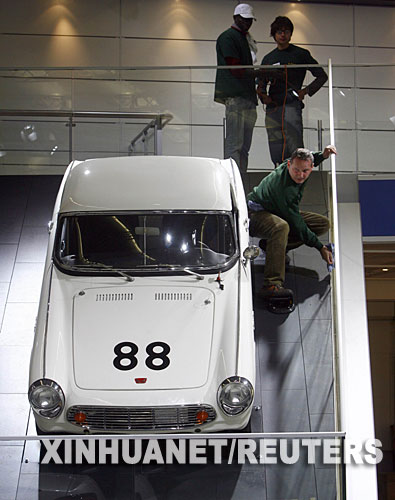 9月10日，在德國法蘭克福，工作人員正在調試展臺，為即將開幕的法蘭克福汽車展做準備。