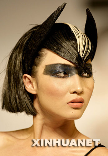 9月11日，模特在三亞舉行的“美麗·三亞”時尚節上展示髮型。當日，在2007年新絲路中國模特大賽重要內容之一的“美麗·三亞”時尚節上，參賽選手通過髮型造型秀和時尚科技秀演繹最前沿的時尚潮流趨勢。 新華社記者陳建力攝 