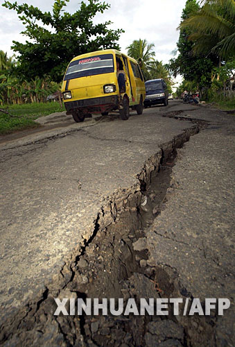 據印度尼西亞有關專家9月12日説，印尼蘇門答臘島附近海域當天發生芮氏7.9級地震。 政府已經發出海嘯警報。圖為2000年6月8日在印尼蘇門答臘島一村莊拍攝的地震造成的路面裂縫。2000年6月4日，蘇門答臘島曾發生芮氏7.3級強烈地震。新華社/法新