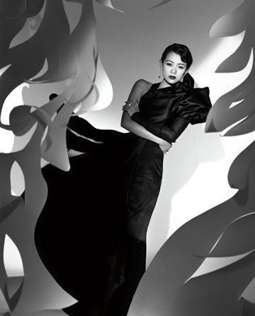 十月号《名利场》杂志邀请章子怡穿上07年秋季高级定制服，在著名的时尚摄影大师Michael Roberts的镜头下，这位好莱坞华人女星展现电影外的万种风情。 