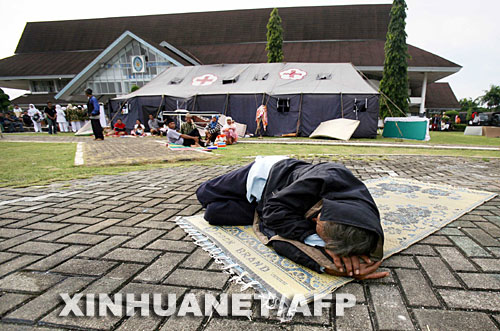 9月13日，一些地震灾民在印度尼西亚明古鲁省一家医院外休息。