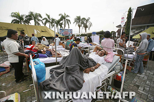 9月13日，在印度尼西亚明古鲁的一家医院外，地震中受伤的民众接受治疗。新华社/法新