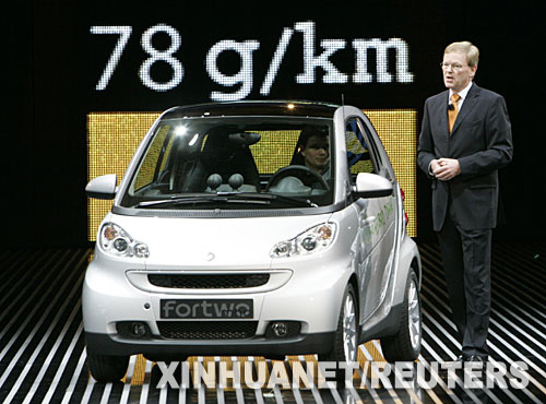 9月11日，梅塞德斯汽车集团推出的新款精灵ForTwo轿车在德国法兰克福车展媒体展示会上亮相。该车的温室气体排放量据说是世界上最低的。 新华社/路透