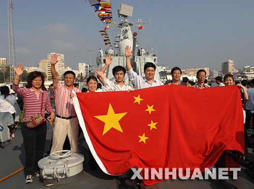 9月14日，在西班牙加的斯港，當地華人華僑在來訪的中國軍艦上合影留念。新華社記者陳海通攝