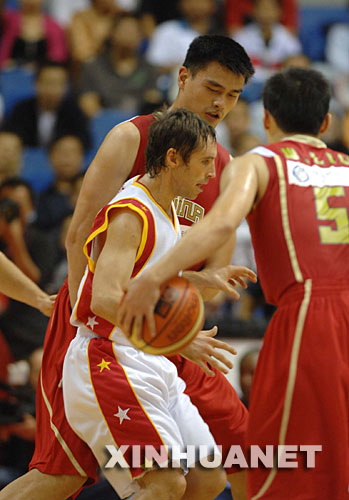 9月14日，NBA球员姚明（上）和纳什（中）在比赛中。