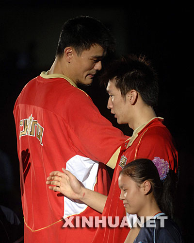 9月14日，NBA球员姚明（上左）、中国男篮明星队球员孙悦（上右）与小球童在比赛前入场。新华社记者罗晓光摄