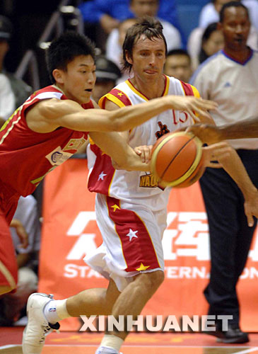 9月14日，NBA球员纳什（前右）在比赛中。新华社记者罗晓光摄