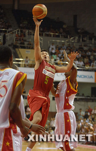 9月14日，中国男篮明星队球员刘炜（中）在比赛中上篮。新华社记者罗晓光摄