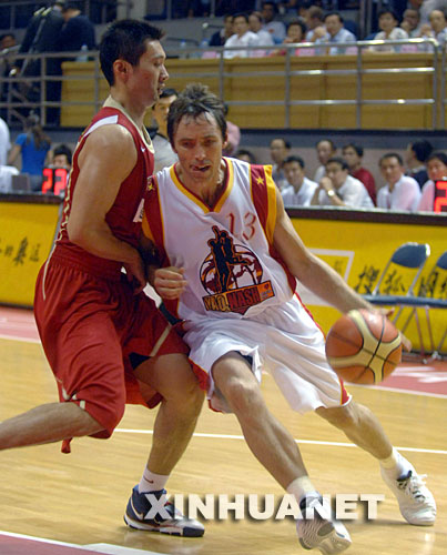 9月14日，NBA球员纳什（右）在比赛中。新华社记者罗晓光摄