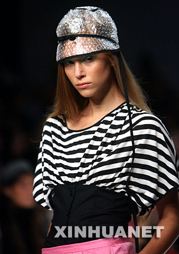 9月15日，一名模特在倫敦時裝周上展示設計師菲利浦·斯蒂芬的2008春夏時裝作品。倫敦時裝周當天開幕，將持續到20日，集中展示約60個設計師的2008春夏時裝作品。 新華社記者謝秀棟攝 