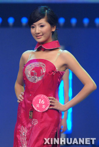9月16日，2007亚洲小姐中国内地赛区总决赛冠军吴芳在进行旗袍服装展示。 当日，2007亚洲小姐中国内地赛区总决赛在山东省济南市举行，来自全国7个赛区的24名佳丽参加决赛，来自湖北武汉的吴芳获得冠军。此次比赛的前8名选手还获得10月份将在香港举行的亚洲小姐总决赛的参赛资格。 新华社记者 徐速绘 摄 