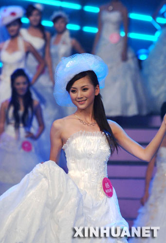 9月16日，2007亚洲小姐中国内地赛区总决赛季军何钰婷在进行婚纱服装展示。 当日，2007亚洲小姐中国内地赛区总决赛在山东省济南市举行，来自全国7个赛区的24名佳丽参加决赛，来自湖北武汉的吴芳获得冠军。此次比赛的前8名选手还获得10月份将在香港举行的亚洲小姐总决赛的参赛资格。 新华社记者 徐速绘 摄 