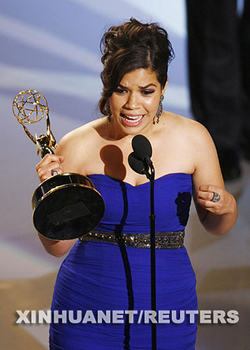 9月16日，在美国洛杉矶举行的第59届艾美奖颁奖典礼上，演员阿梅丽卡·费雷拉凭借在电视剧《丑女贝蒂》中的表现而获得喜剧类最佳女主角奖。艾美奖是美国电视界的最高奖项，素有“电视奥斯卡”之称。 新华社/路透