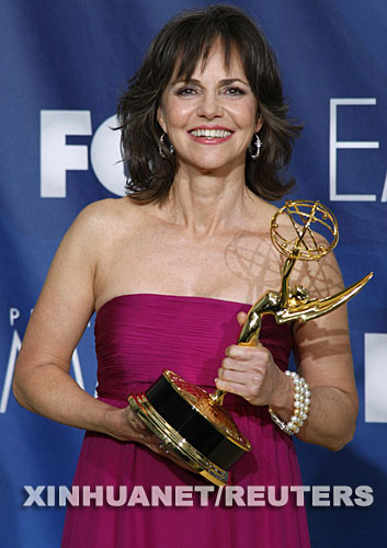 9月16日，在美国洛杉矶举行的第59届艾美奖颁奖典礼上，演员萨莉·菲尔德凭借在电视剧《兄弟姐妹》中的表现而获得剧情类最佳女主角奖。 新华社/路透